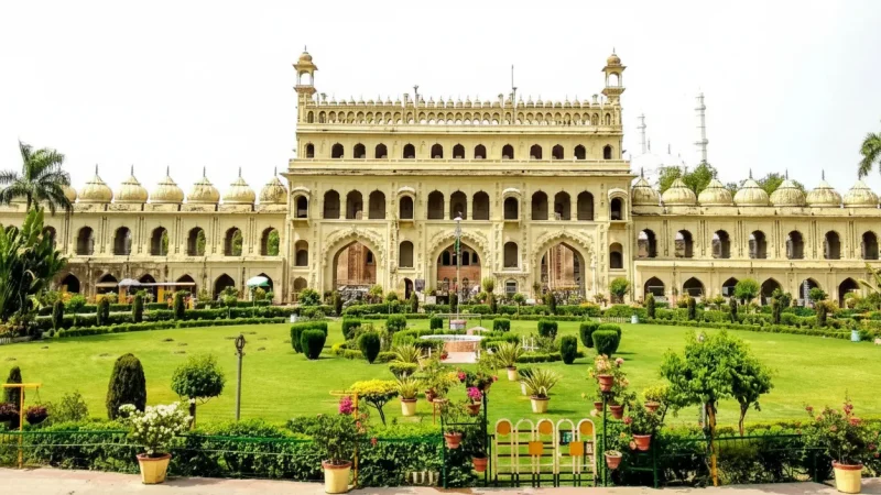 01. Bara Imambara – A grand Mughal-era architectural complex_(2)