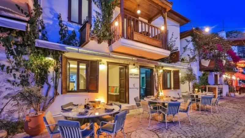 01. Kalkan Old Town – Narrow streets with stone houses, cafés, and boutique shops_(2)