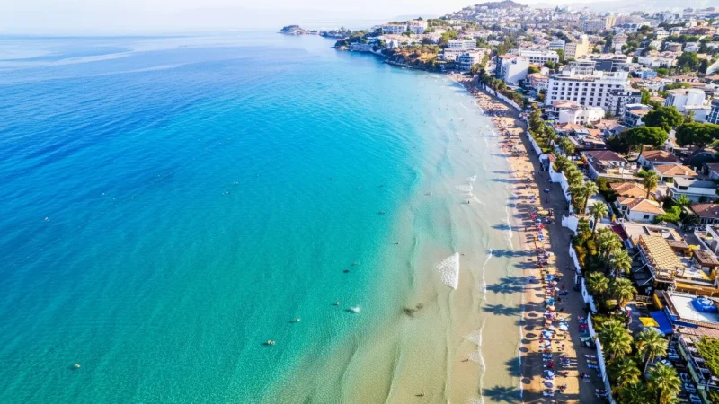 01. Ladies Beach – A clean and lively beach ideal for swimming_(1)