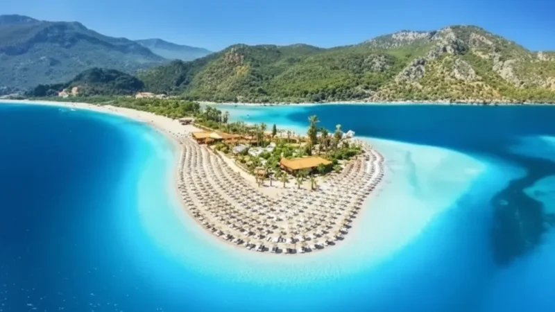 01. Oludeniz Beach – A famous blue lagoon with calm shallow water_(4)
