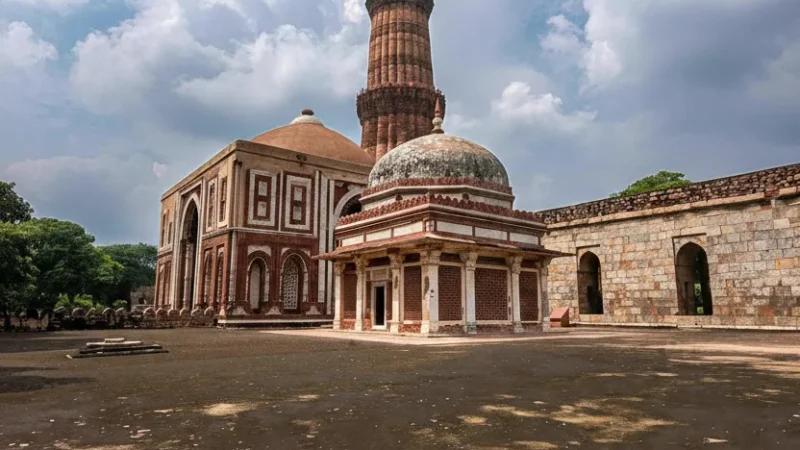 01. Qutub Minar – A UNESCO World Heritage site with historic architecture_(5)