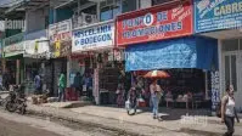 02 Leticia Town Center ‒ Local markets and shops(3)