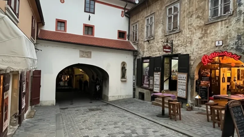 02) Upper Town Streets(1)