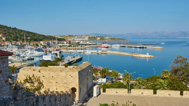 02. Cesme Marina – A modern harbor with cafés and sea views_(3)