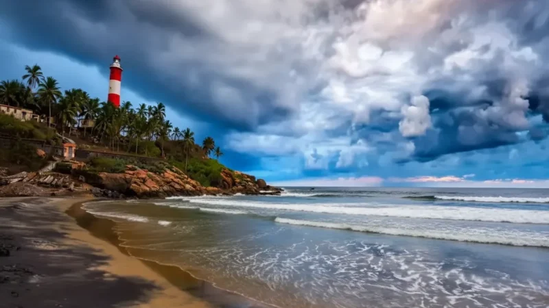 02. Kovalam Beach – A famous beach with crescent-shaped shores_(1)