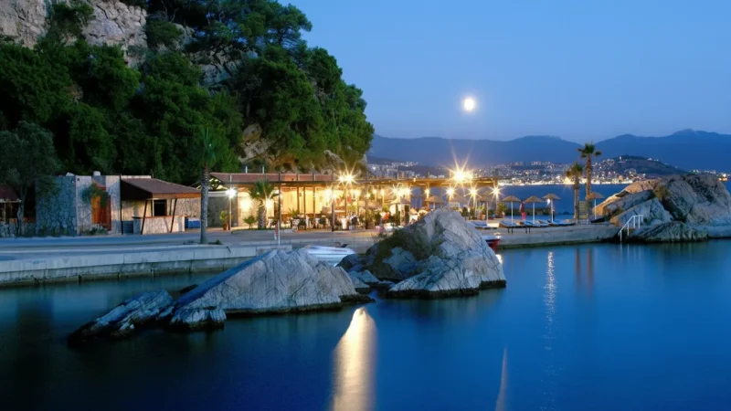 02. Kusadasi Marina – Restaurants, shops, and yacht views_(1)