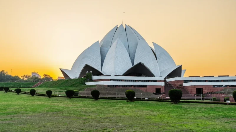02. Lotus Temple – A peaceful modern temple open to all faiths_(1)