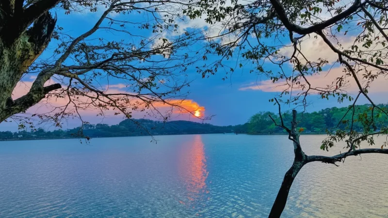 02. Nigeen Lake – A quieter lake with scenic surroundings_(5)