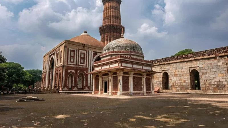 02. Qutub Minar – A UNESCO World Heritage monument with historic architecture_(6)