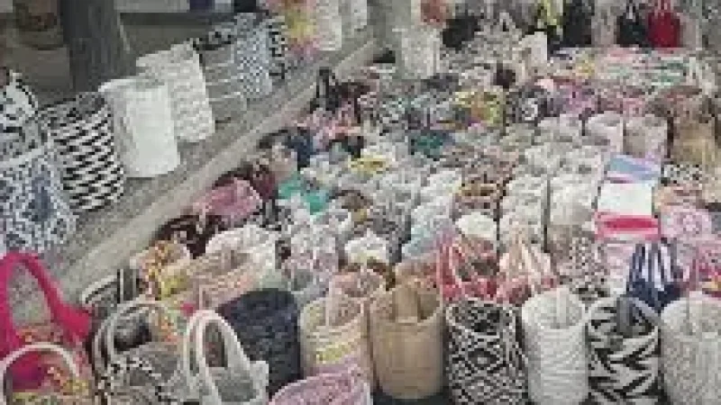 03 Local Handicraft Markets – Woven bags and art(5)
