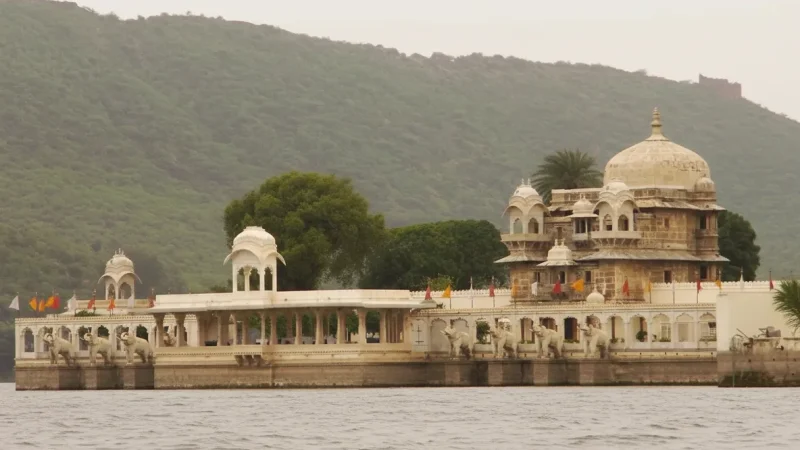 03. Jag Mandir – A historic island palace on the lake_(2)