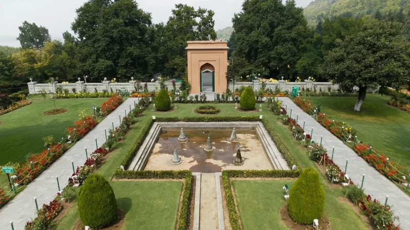 03. Mughal Gardens – Historic gardens along Dal Lake_(3)