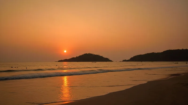 03. Palolem Beach – A scenic crescent-shaped beach_(2)