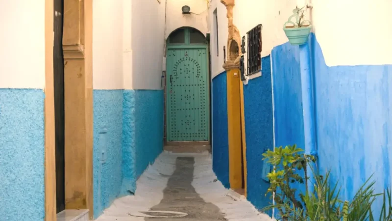 04) Blue-and-White Streets(5)