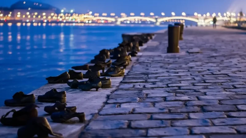 04) Shoes on the Danube Bank(3)