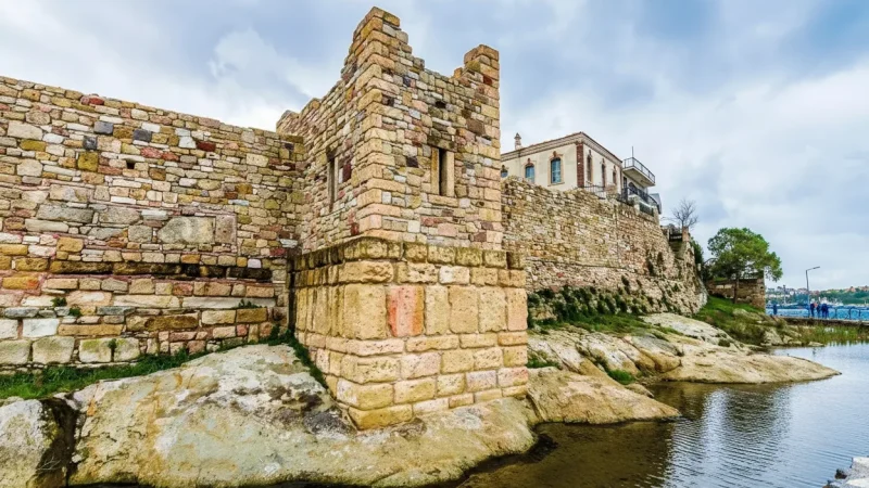 04. Foca Castle (Be■kap■lar) – Historic seafront fortress_(1)