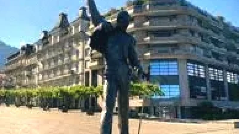 05 Freddie Mercury Statue(3)