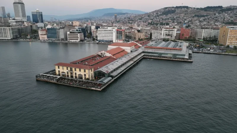 05. Konak Pier – A small seaside area with cafés_(1)