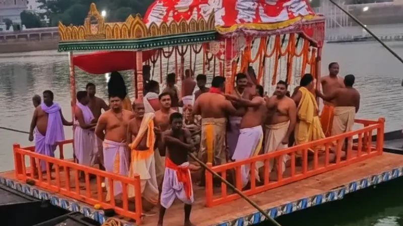 05. Narendra Tank – A sacred temple tank_(6)