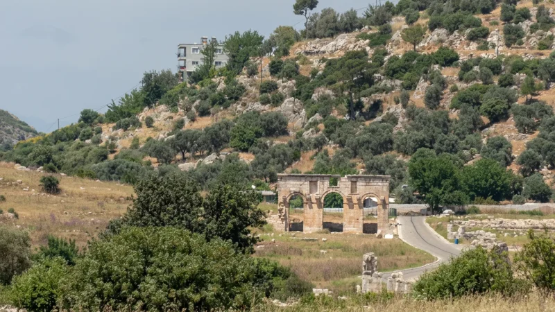 05. Patara Ancient City – Roman ruins surrounded by natural landscapes_(5)