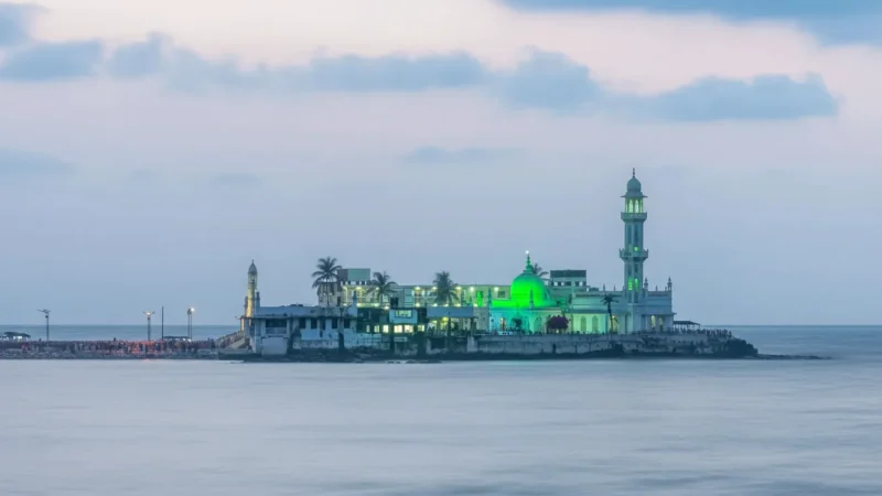 06. Haji Ali Dargah – A mosque located on a sea walkway_(2)