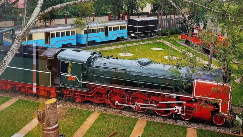 07. Railway Museum – Displays vintage locomotives_(3)