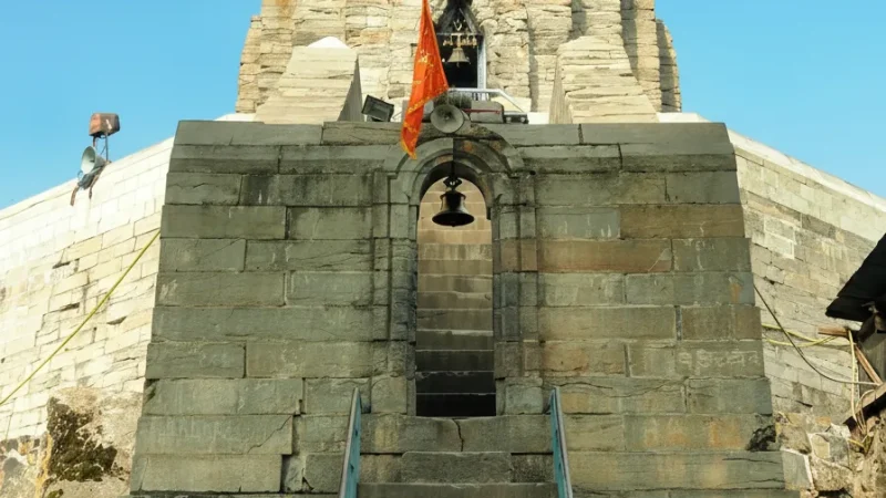 07. Shankaracharya Temple – A hilltop temple with views_(6)