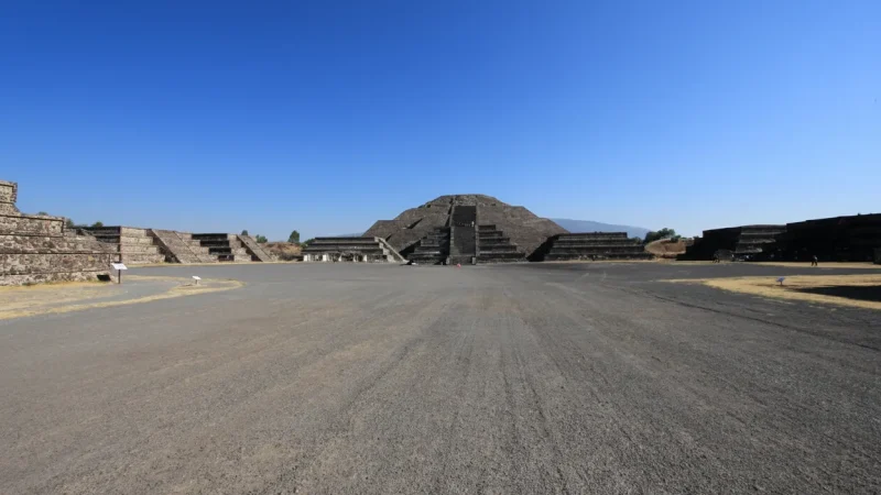 08) Plaza of the Moon(2)