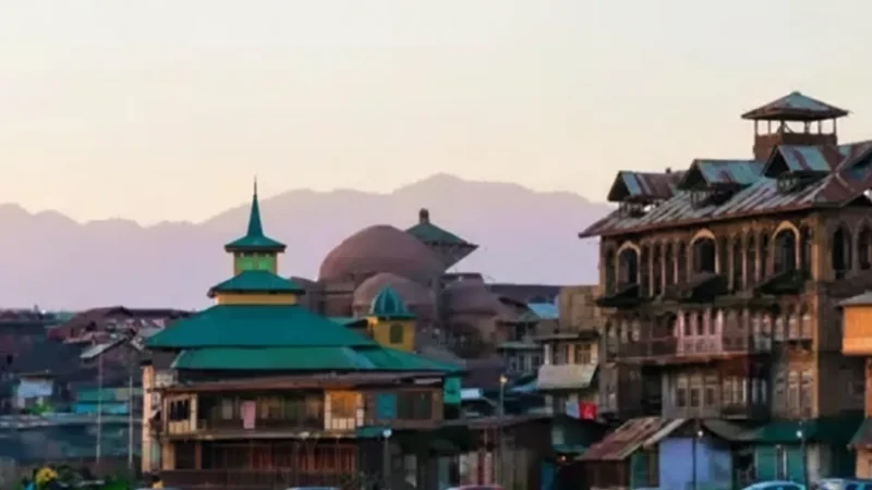 09. Old City Srinagar – Traditional neighborhoods and markets_(1)