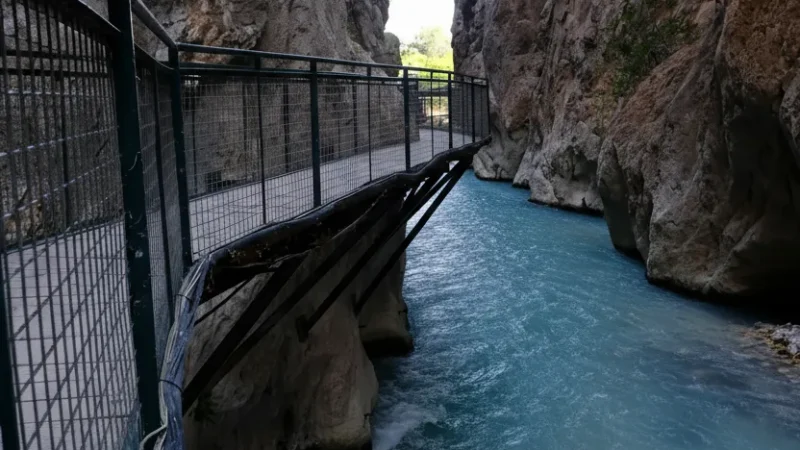 09. Saklikent Gorge – A narrow river canyon ideal for easy walking_(1)