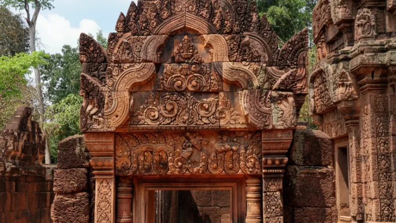 1 Banteay Srei Temple – Famous pink sandstone carvings(3)