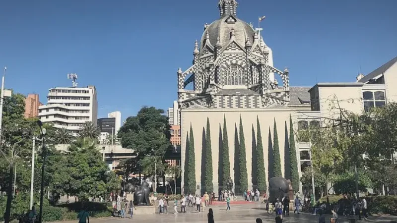 1 Plaza Botero – Public square with sculptures(6)
