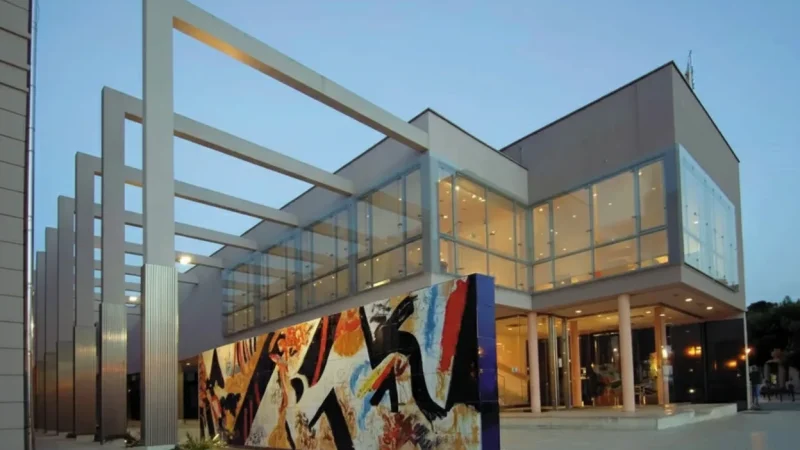 10) Art Galleries(3)