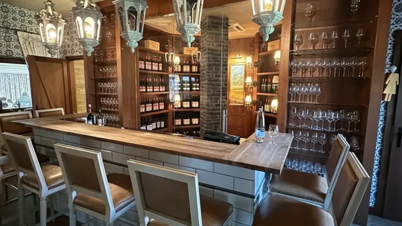 10) Traditional Wine Taverns(3)