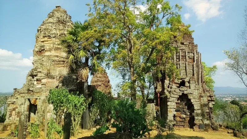10 Wat Banan – Hilltop temple views(6)