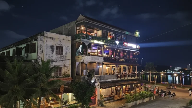 11 Riverside Cafés – Relaxed dining areas(3)