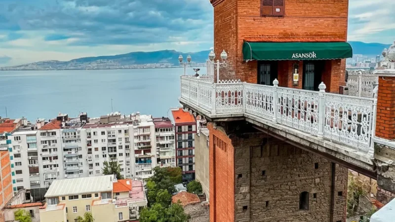 11. Asansör (Historic Elevator) – A viewpoint over the bay_(1)