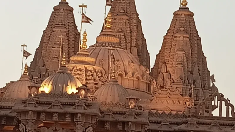 11. Narayan Sarovar – A sacred lake and temple complex_(5)