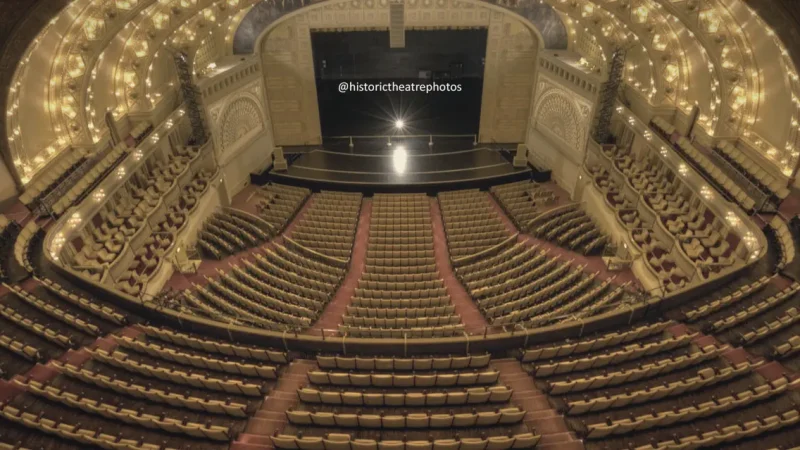 12) Chicago Theatre(4)