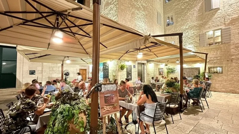 12) Traditional Restaurants(6)