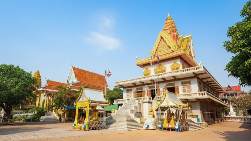 12 Wat Ounalom – Historic Buddhist temple(1)