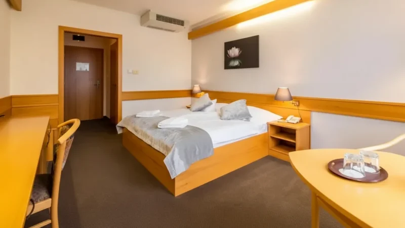 12) Wellness Hotels(1)