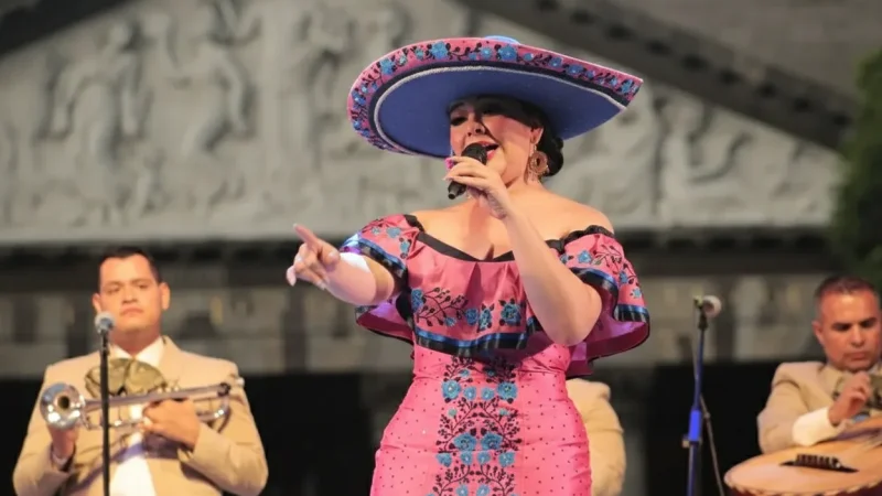 13) Mariachi Plaza(1)