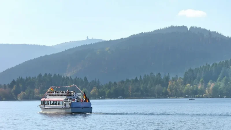13) Titisee Boat Tours(3)