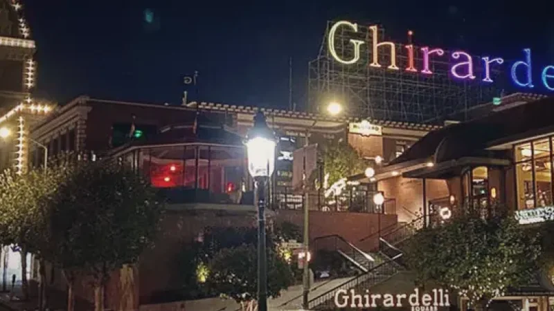 13_Ghirardelli_Square(5)