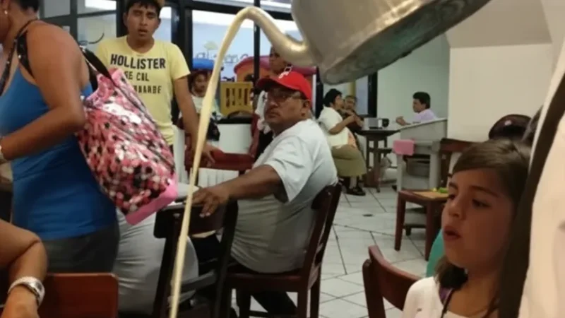 14) Café La Parroquia Area(2)