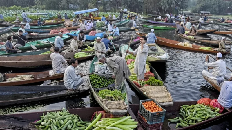 14. Floating Vegetable Market – A unique early-morning market_(2)