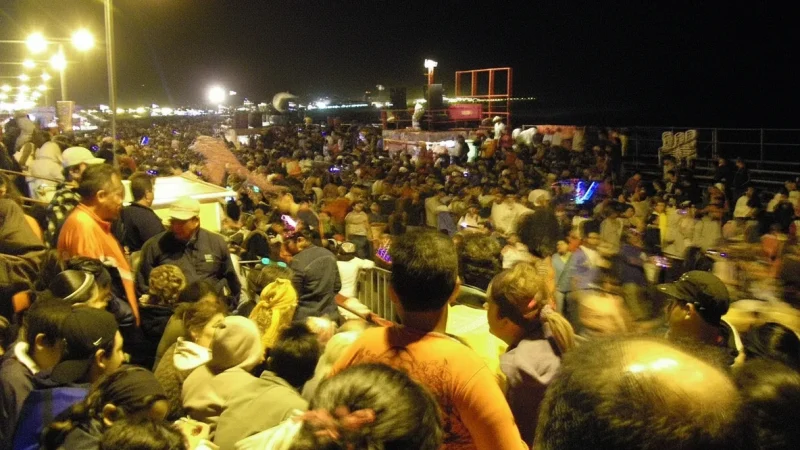 15) Evening Plaza Life(2)