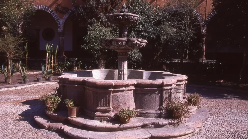 15) Quiet Courtyards(3)