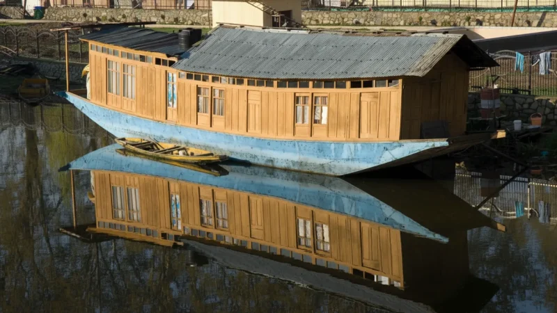 15. Houseboat Stay – A traditional accommodation experience_(5)